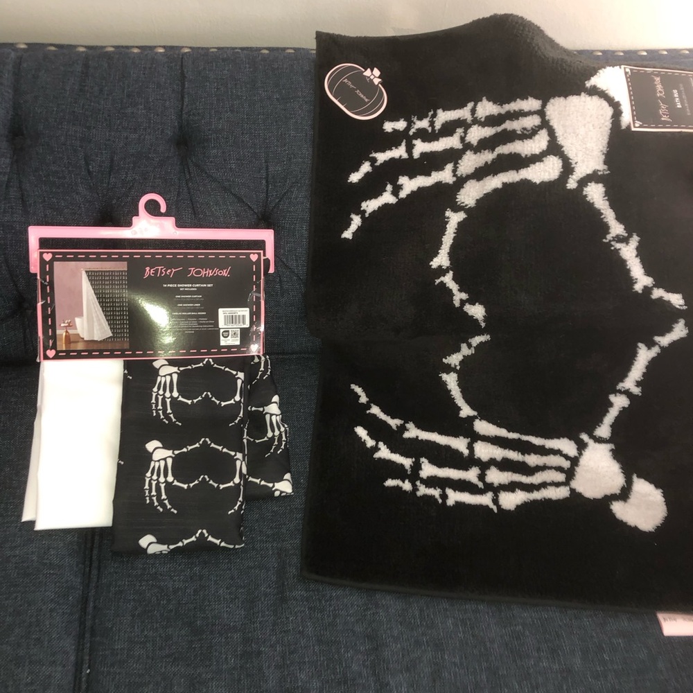 🖤 Betsey Johnson Black & White Skeleton Bath Mat and matching shower curtain set